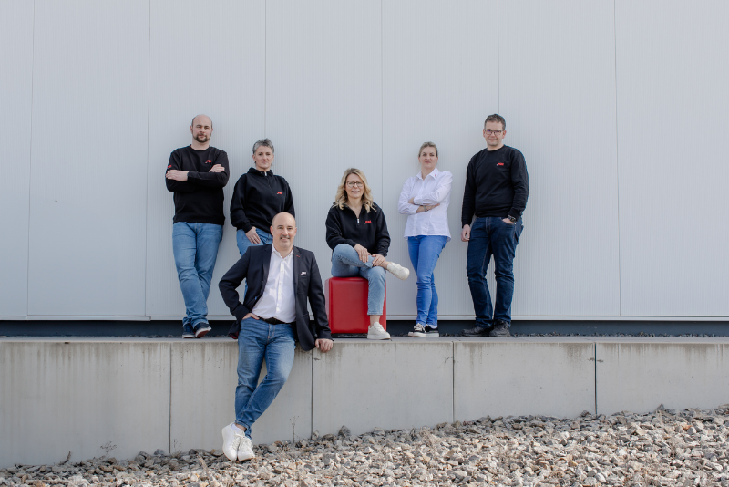 MBK In-house Team bestehend aus fünf Mitarbeitern und der Geschäftsführung vor dem Hauptbüro in Donaueschingen